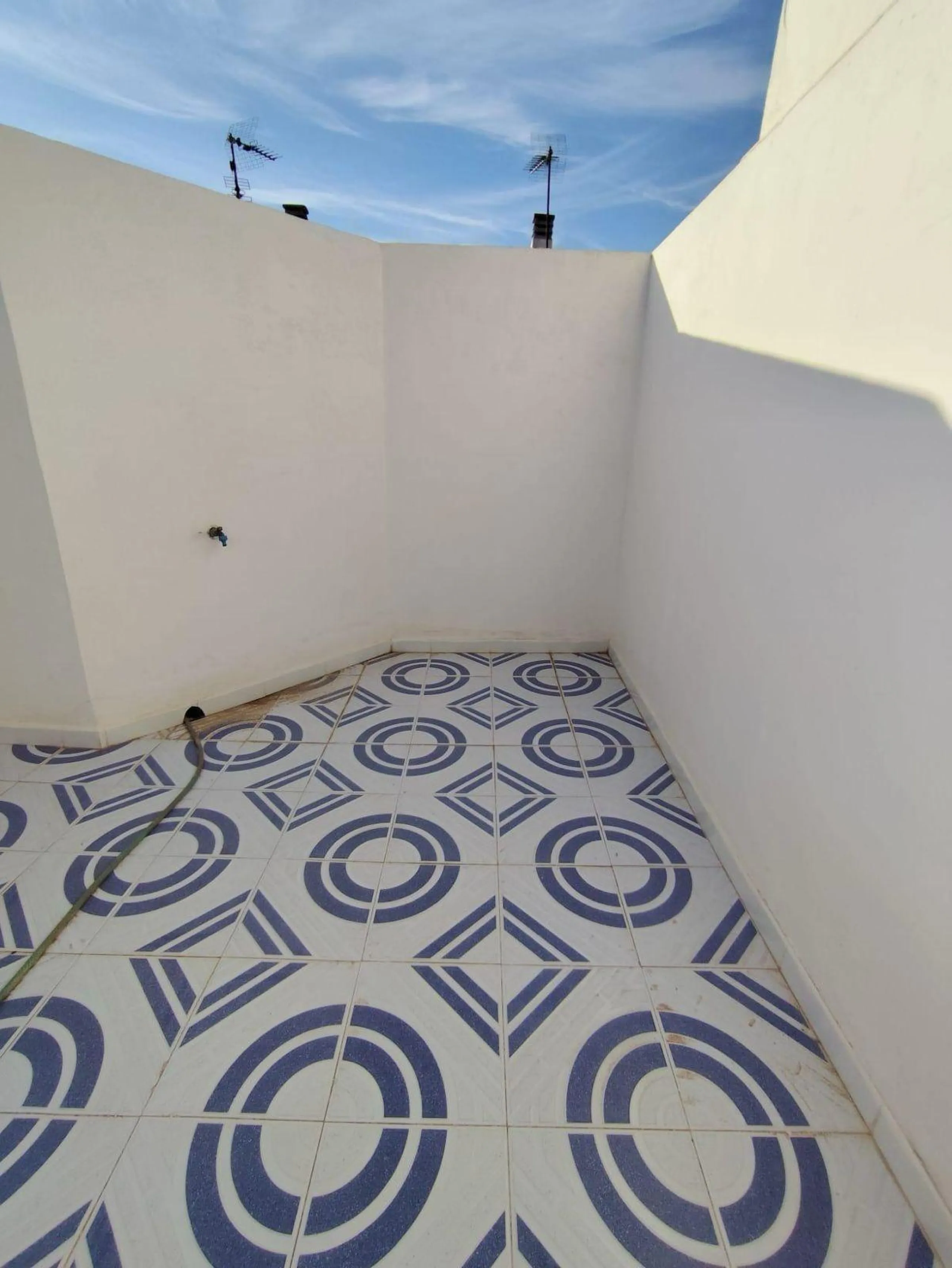ADOSADO DE 3 DORM. 2 BAÑOS EN LOS ALCAZARES. A 500 METROS DE LA PLAYA. PARCELA. SOLARIUM.
