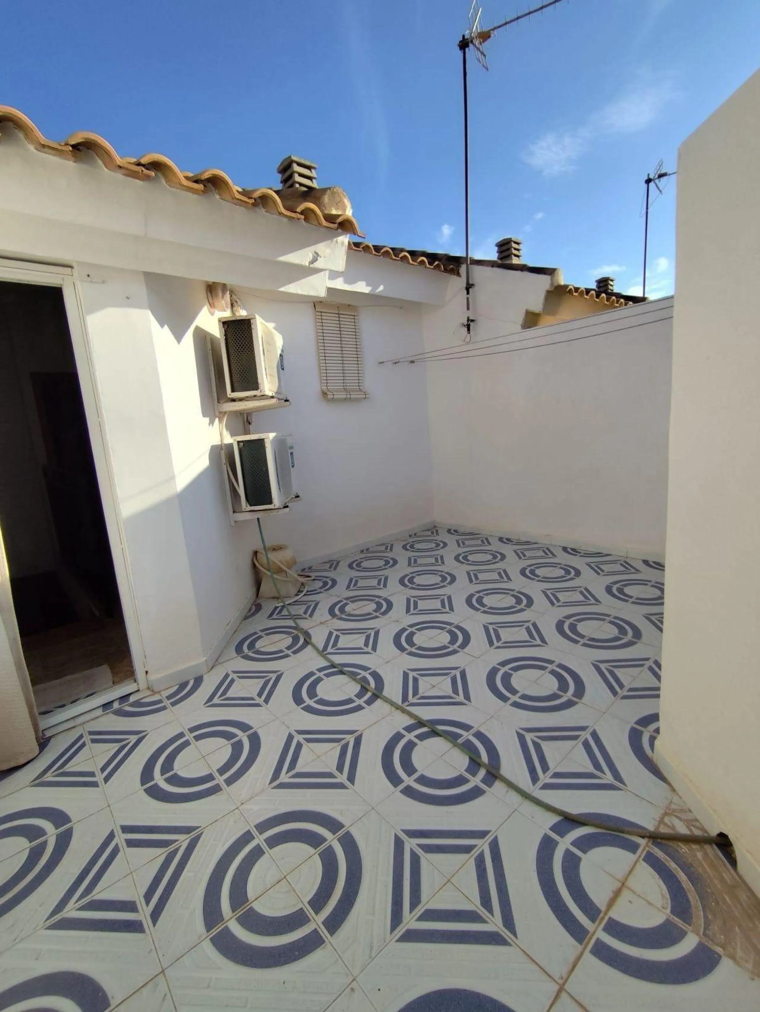 ADOSADO DE 3 DORM. 2 BAÑOS EN LOS ALCAZARES. A 500 METROS DE LA PLAYA. PARCELA. SOLARIUM.