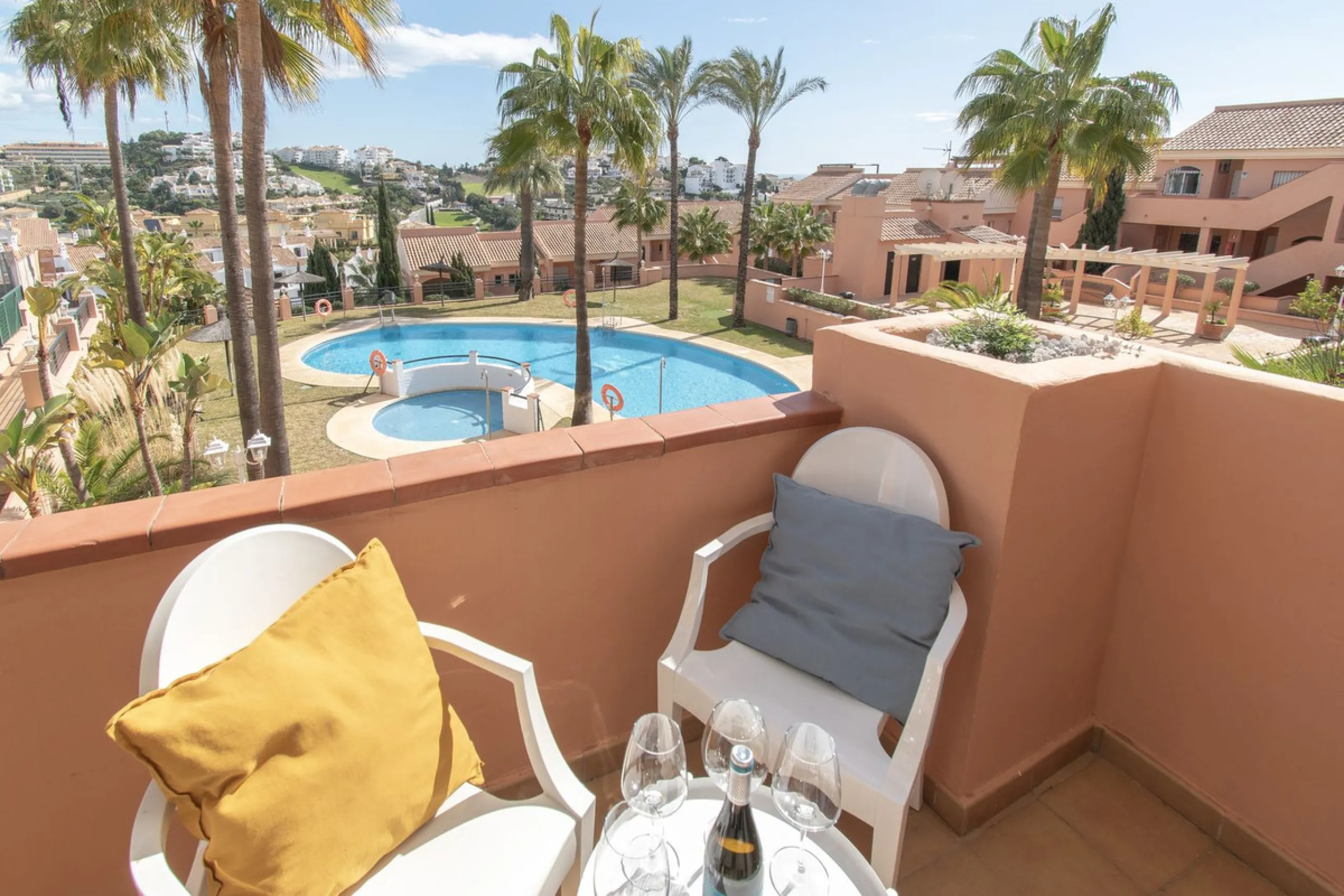 Entdecken Sie diese beeindruckende Maisonettewohnung zum Verkauf in der begehrten Gegend von Mijas Costa – eine Immobilie, die Komfort, Großzügigkeit und eine privilegierte Lage unweit des Meeres vereint