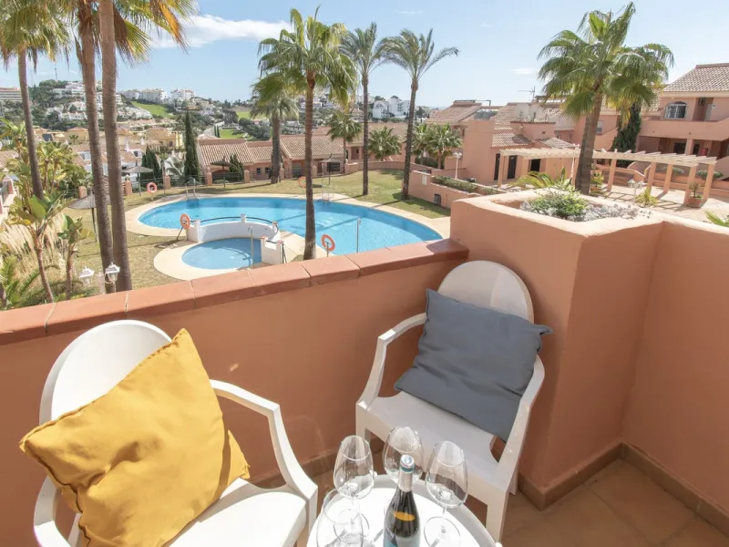 Entdecken Sie diese beeindruckende Maisonettewohnung zum Verkauf in der begehrten Gegend von Mijas Costa – eine Immobilie, die Komfort, Großzügigkeit und eine privilegierte Lage unweit des Meeres vereint