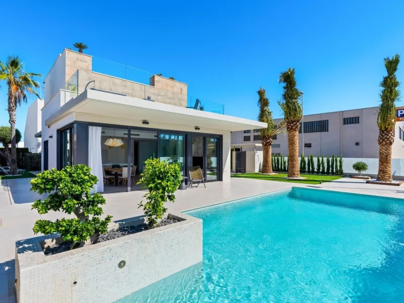 Lujosa villa de obra nueva a un paso de la playa de Campoamor !