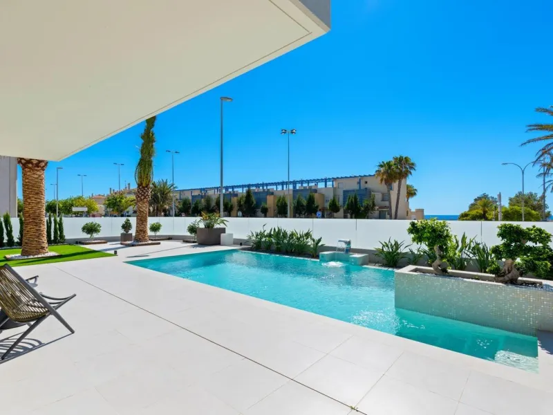 Lujosa villa de obra nueva a un paso de la playa de Campoamor !