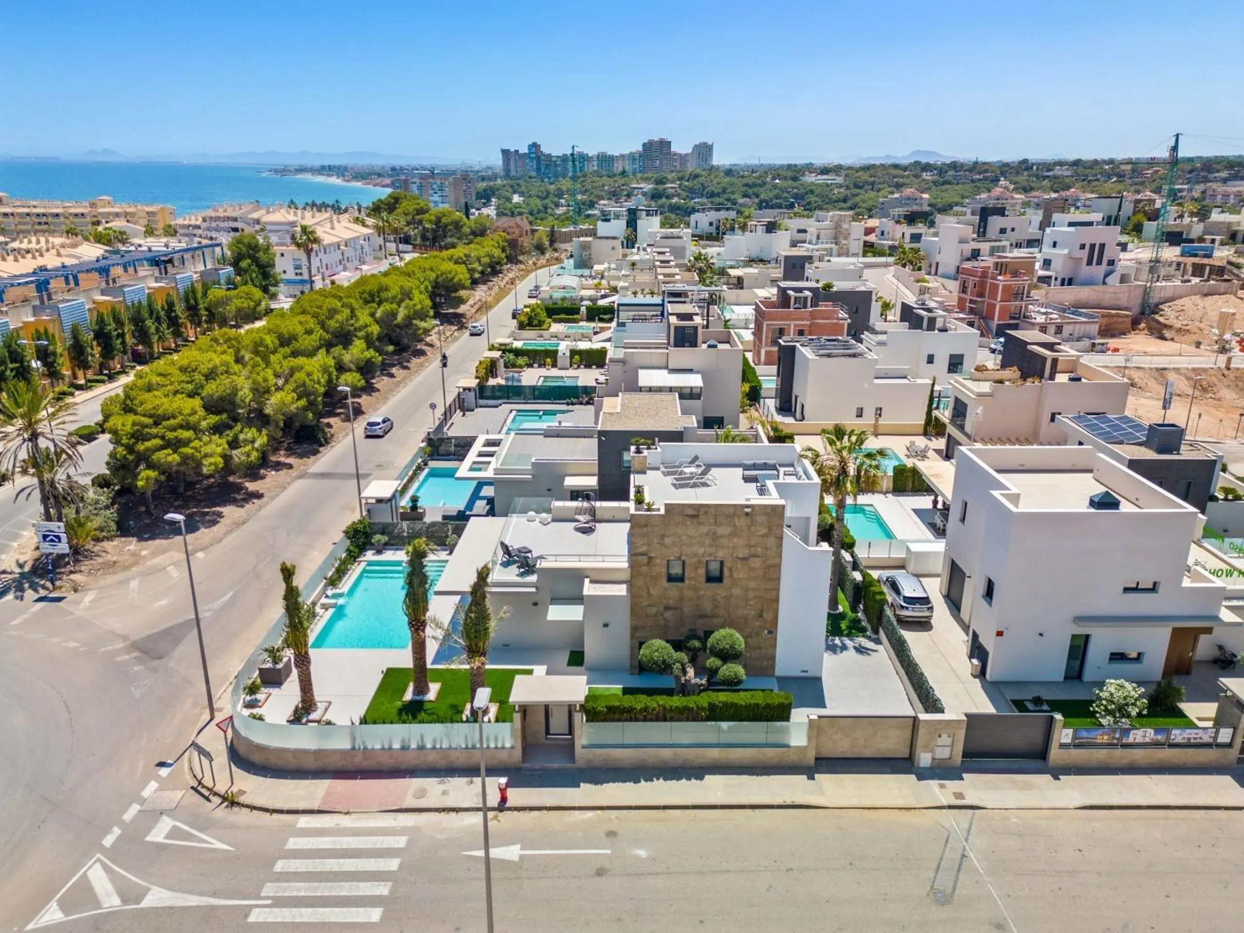 Lujosa villa de obra nueva a un paso de la playa de Campoamor !