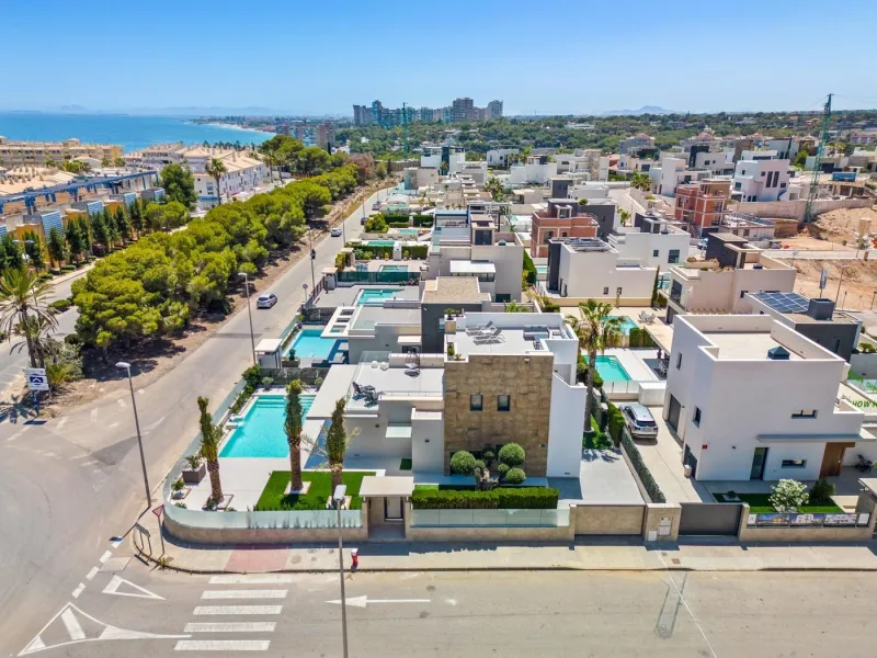 Lujosa villa de obra nueva a un paso de la playa de Campoamor !
