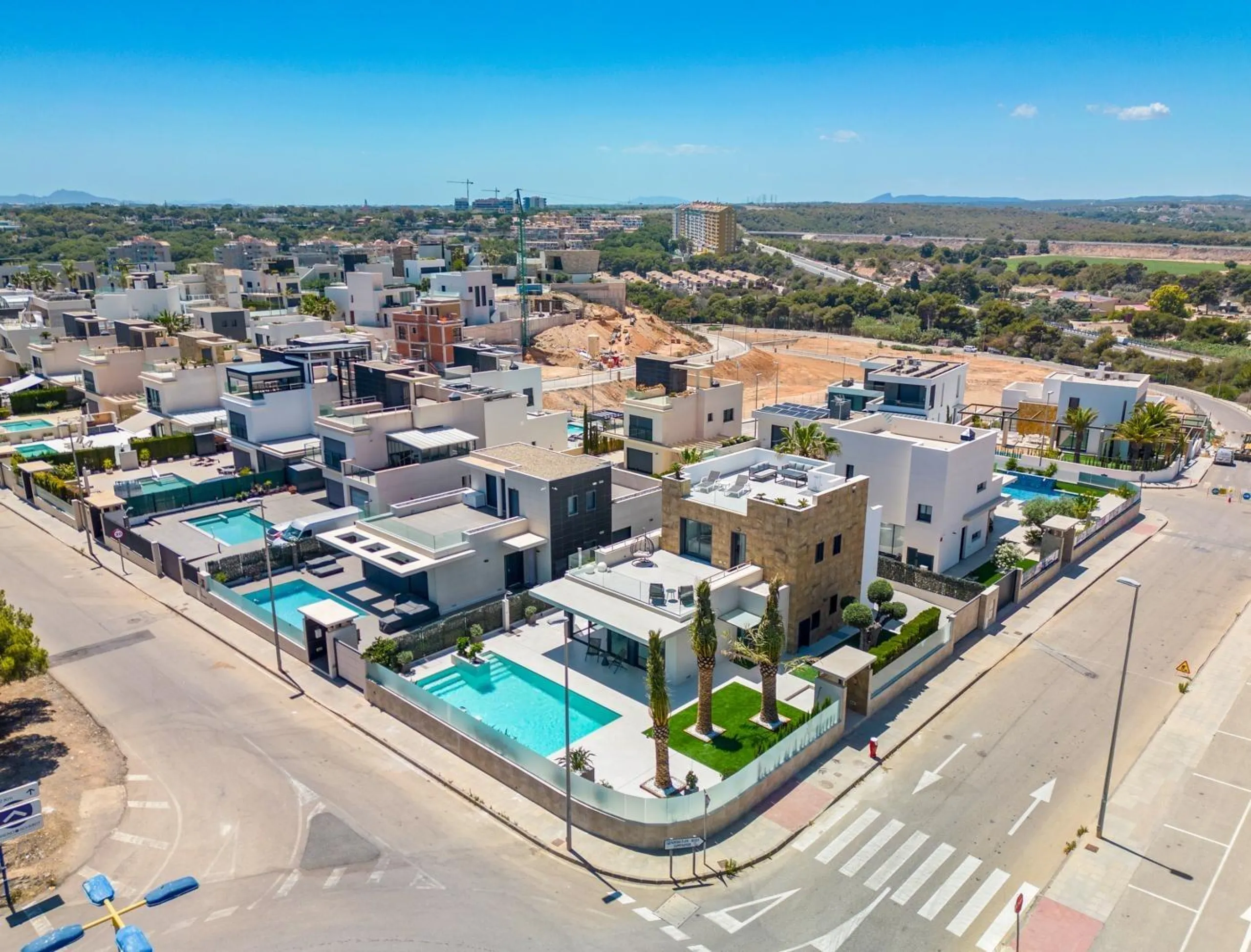 Lujosa villa de obra nueva a un paso de la playa de Campoamor !