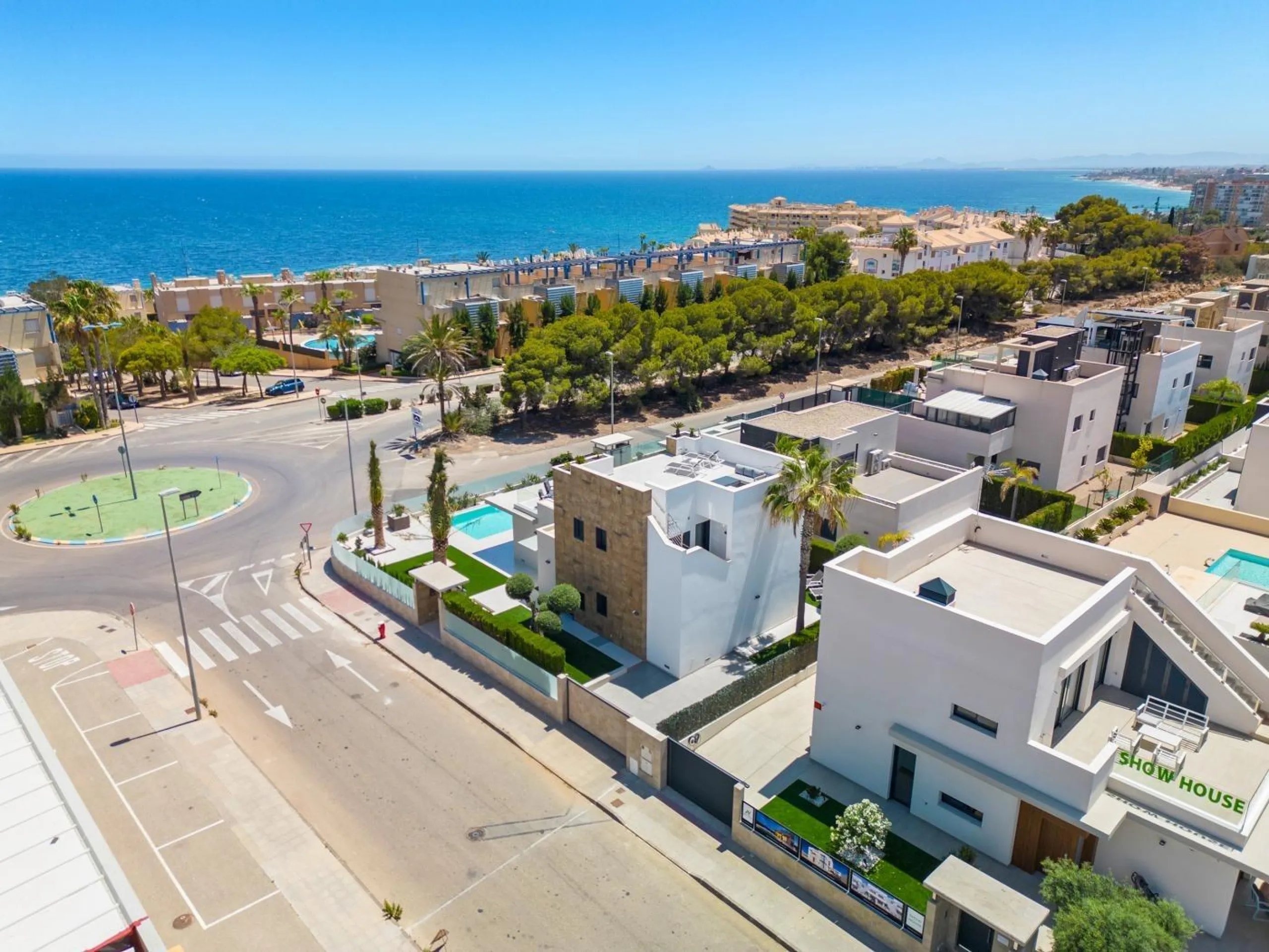 Lujosa villa de obra nueva a un paso de la playa de Campoamor !