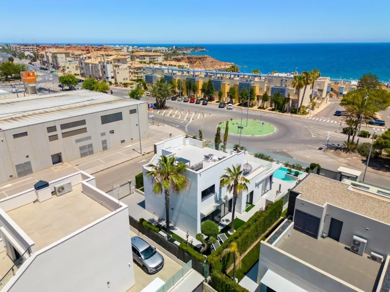 Lujosa villa de obra nueva a un paso de la playa de Campoamor !