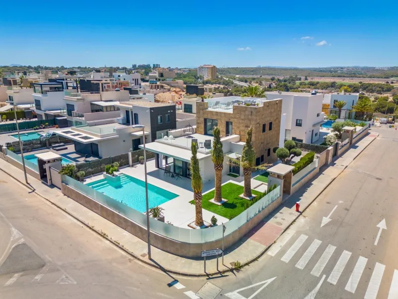 Lujosa villa de obra nueva a un paso de la playa de Campoamor !
