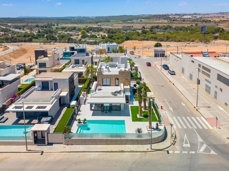 Lujosa villa de obra nueva a un paso de la playa de Campoamor !