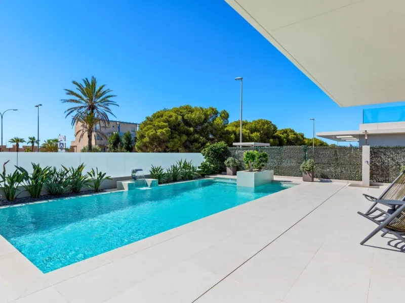 Lujosa villa de obra nueva a un paso de la playa de Campoamor !
