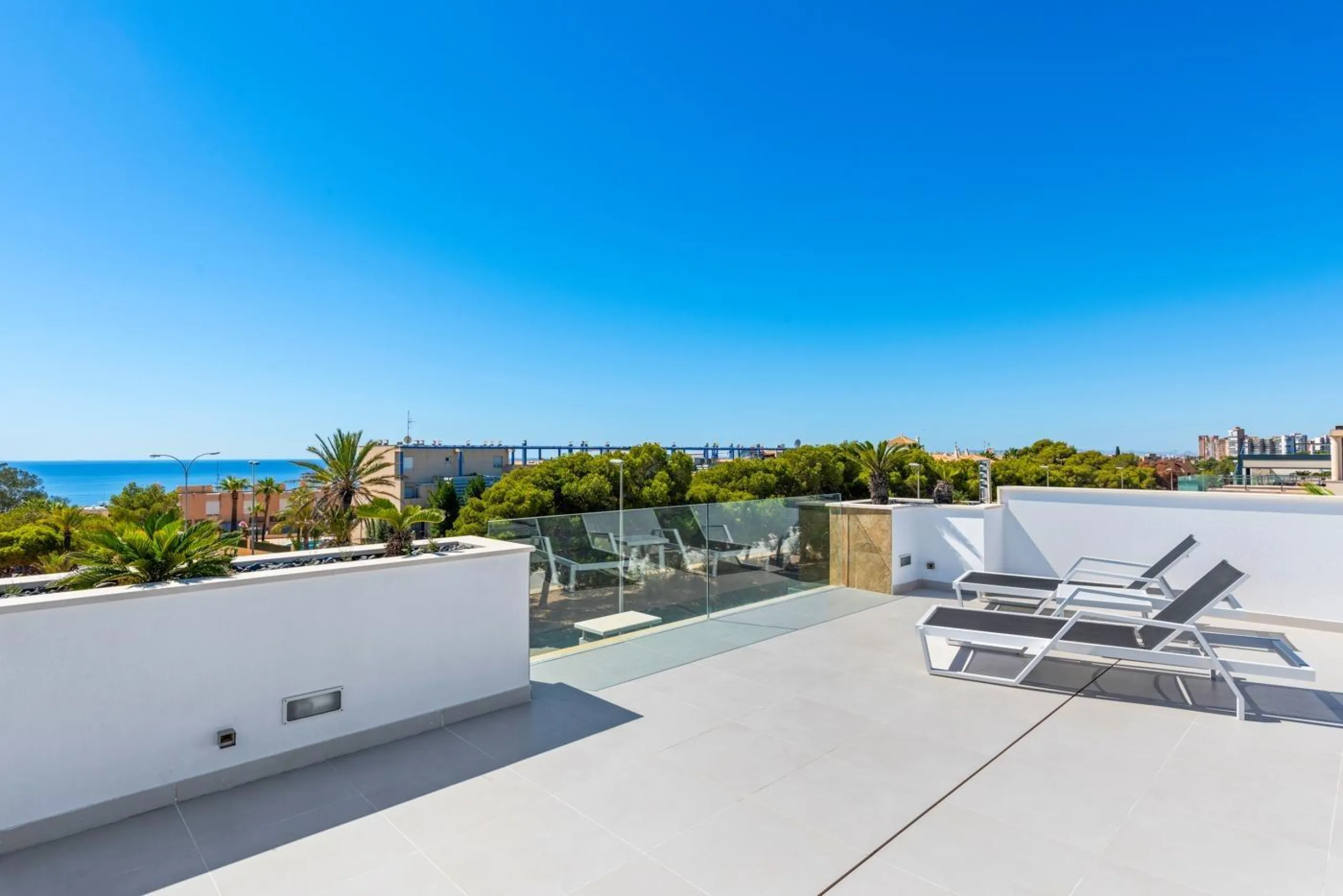 Lujosa villa de obra nueva a un paso de la playa de Campoamor !