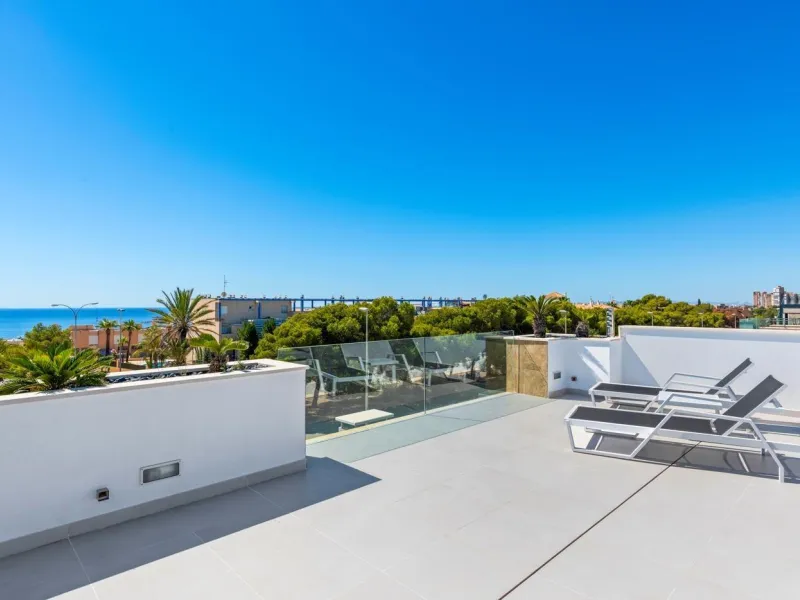 Lujosa villa de obra nueva a un paso de la playa de Campoamor !