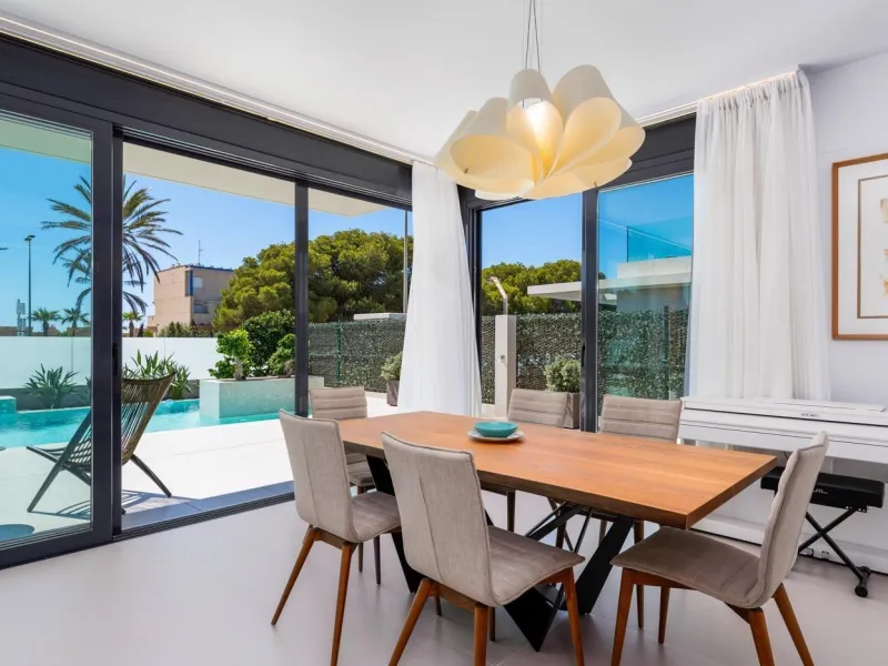 Lujosa villa de obra nueva a un paso de la playa de Campoamor !