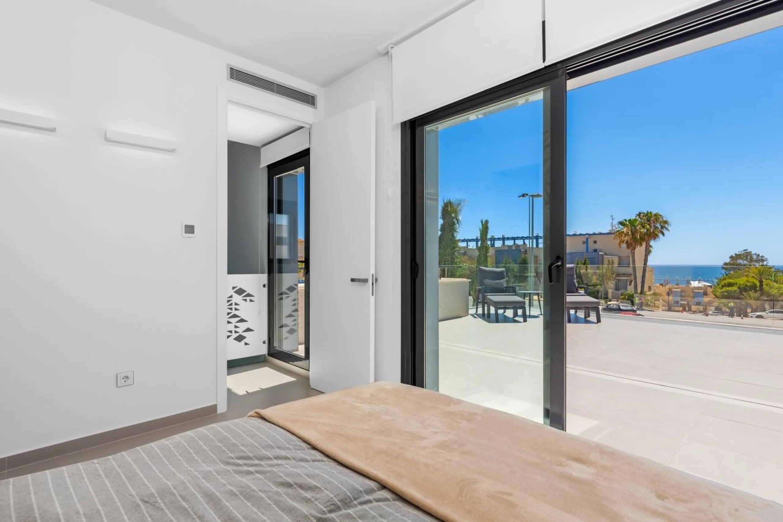 Lujosa villa de obra nueva a un paso de la playa de Campoamor !