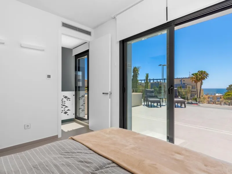 Lujosa villa de obra nueva a un paso de la playa de Campoamor !
