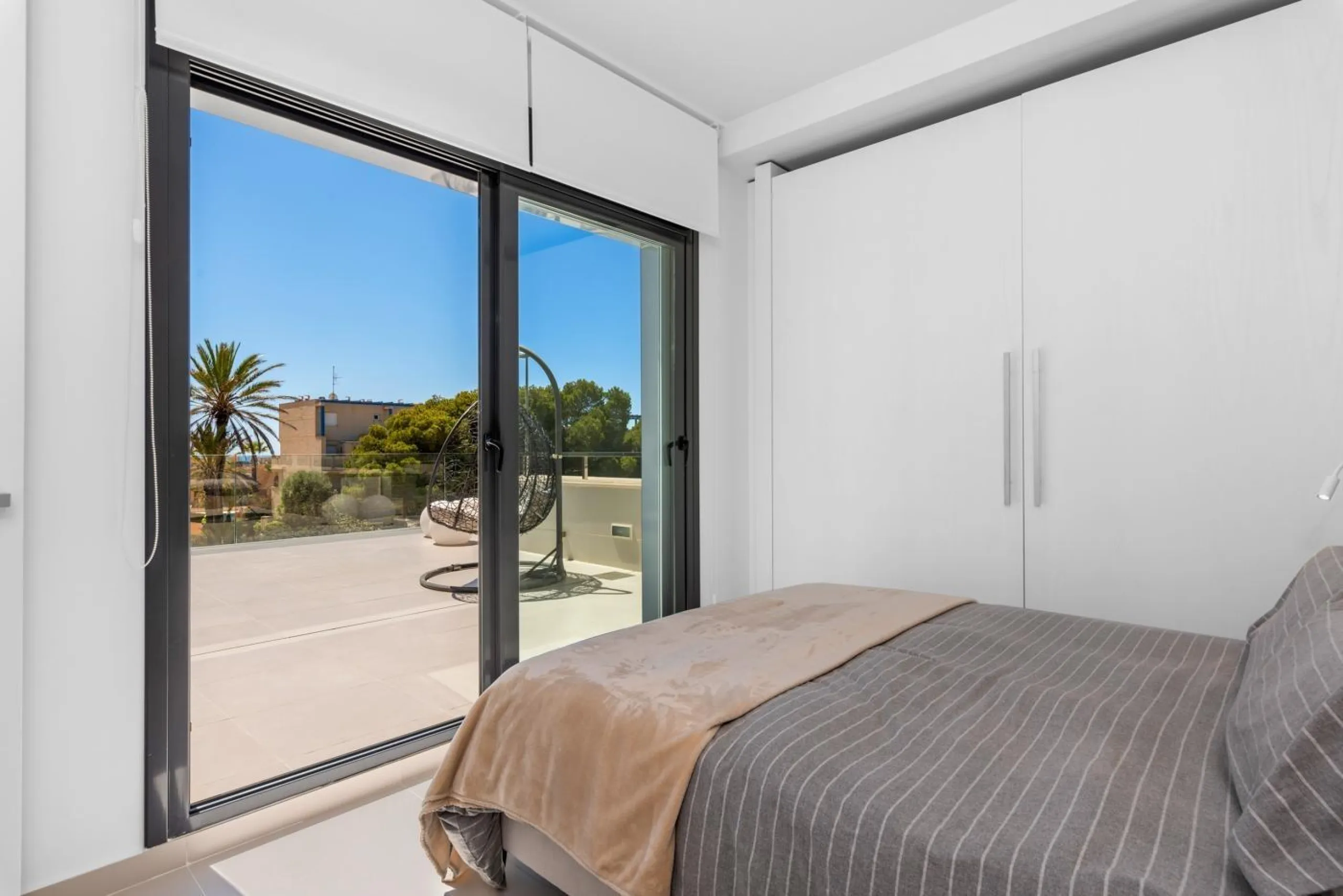 Lujosa villa de obra nueva a un paso de la playa de Campoamor !
