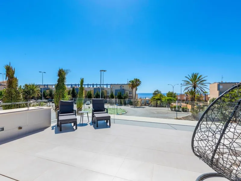 Lujosa villa de obra nueva a un paso de la playa de Campoamor !