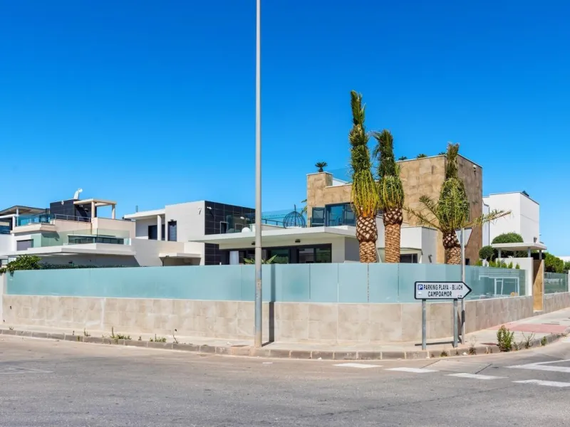 Lujosa villa de obra nueva a un paso de la playa de Campoamor !