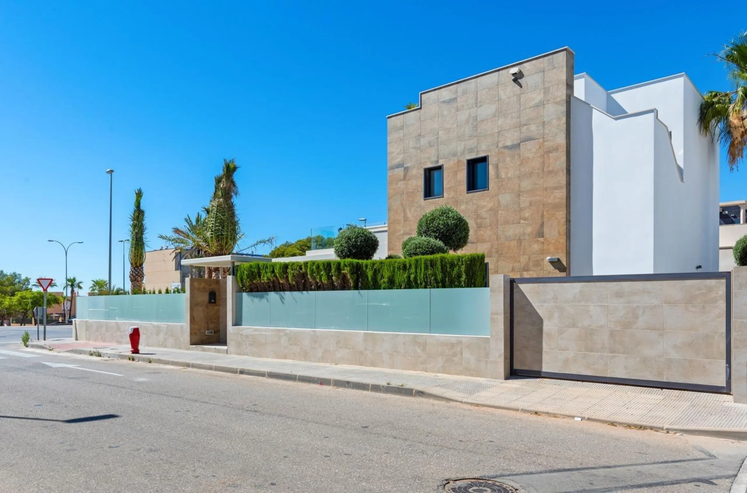 Lujosa villa de obra nueva a un paso de la playa de Campoamor !