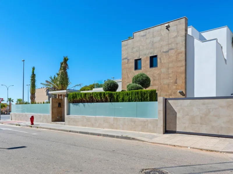 Lujosa villa de obra nueva a un paso de la playa de Campoamor !