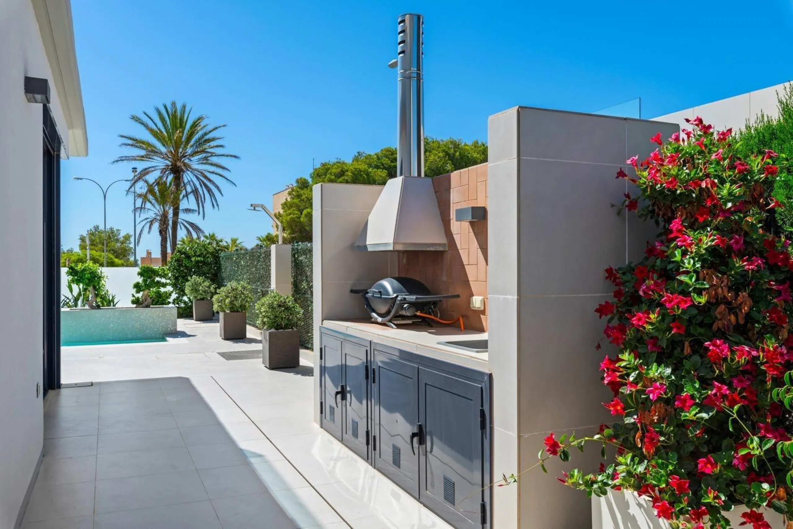 Lujosa villa de obra nueva a un paso de la playa de Campoamor !