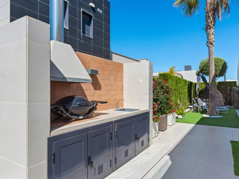 Lujosa villa de obra nueva a un paso de la playa de Campoamor !