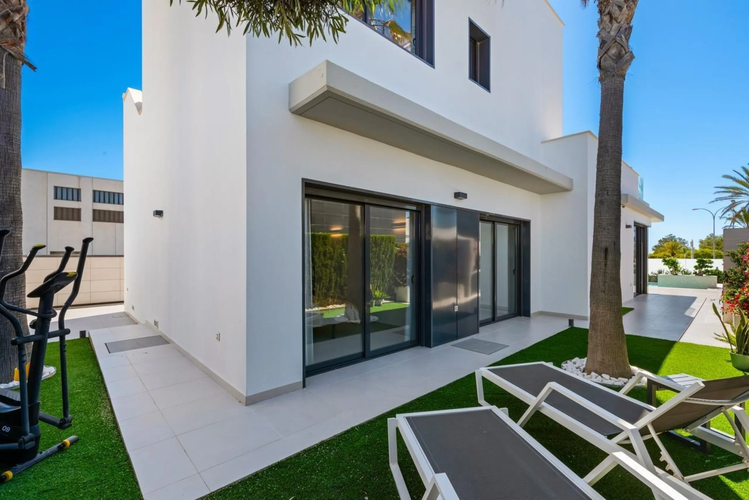 Lujosa villa de obra nueva a un paso de la playa de Campoamor !