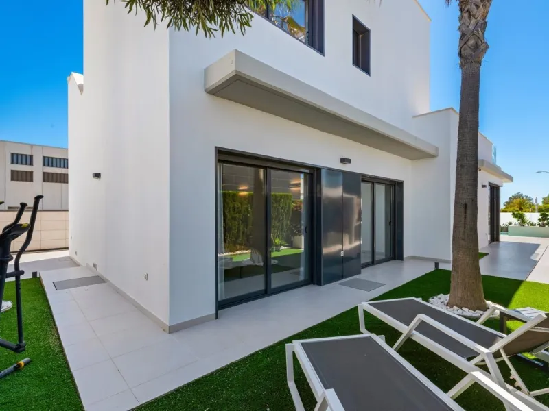 Lujosa villa de obra nueva a un paso de la playa de Campoamor !