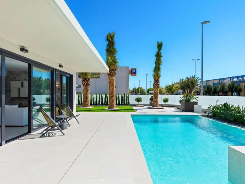 Lujosa villa de obra nueva a un paso de la playa de Campoamor !