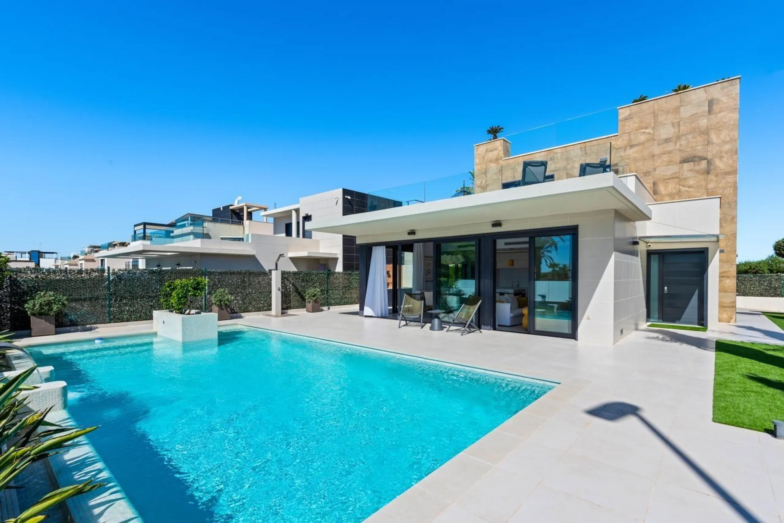 Lujosa villa de obra nueva a un paso de la playa de Campoamor !