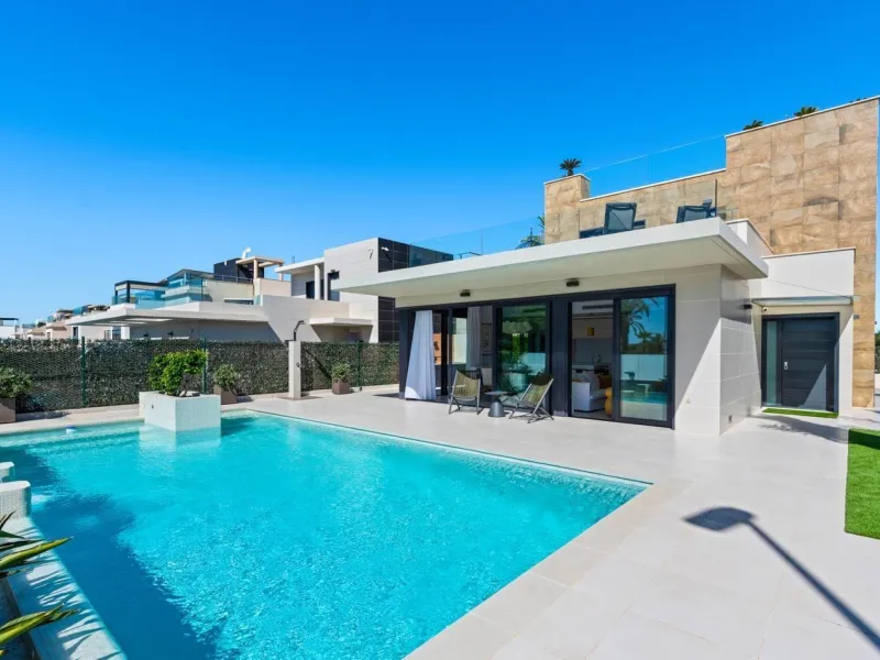 Lujosa villa de obra nueva a un paso de la playa de Campoamor !