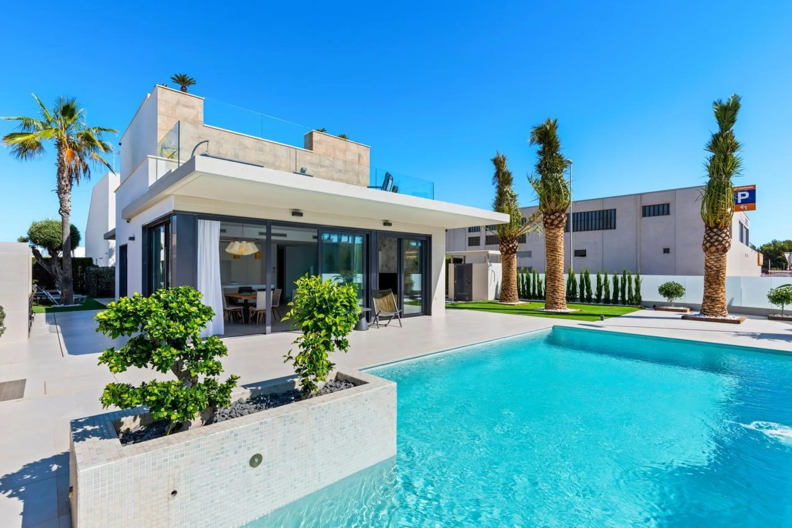 Lujosa villa de obra nueva a un paso de la playa de Campoamor !