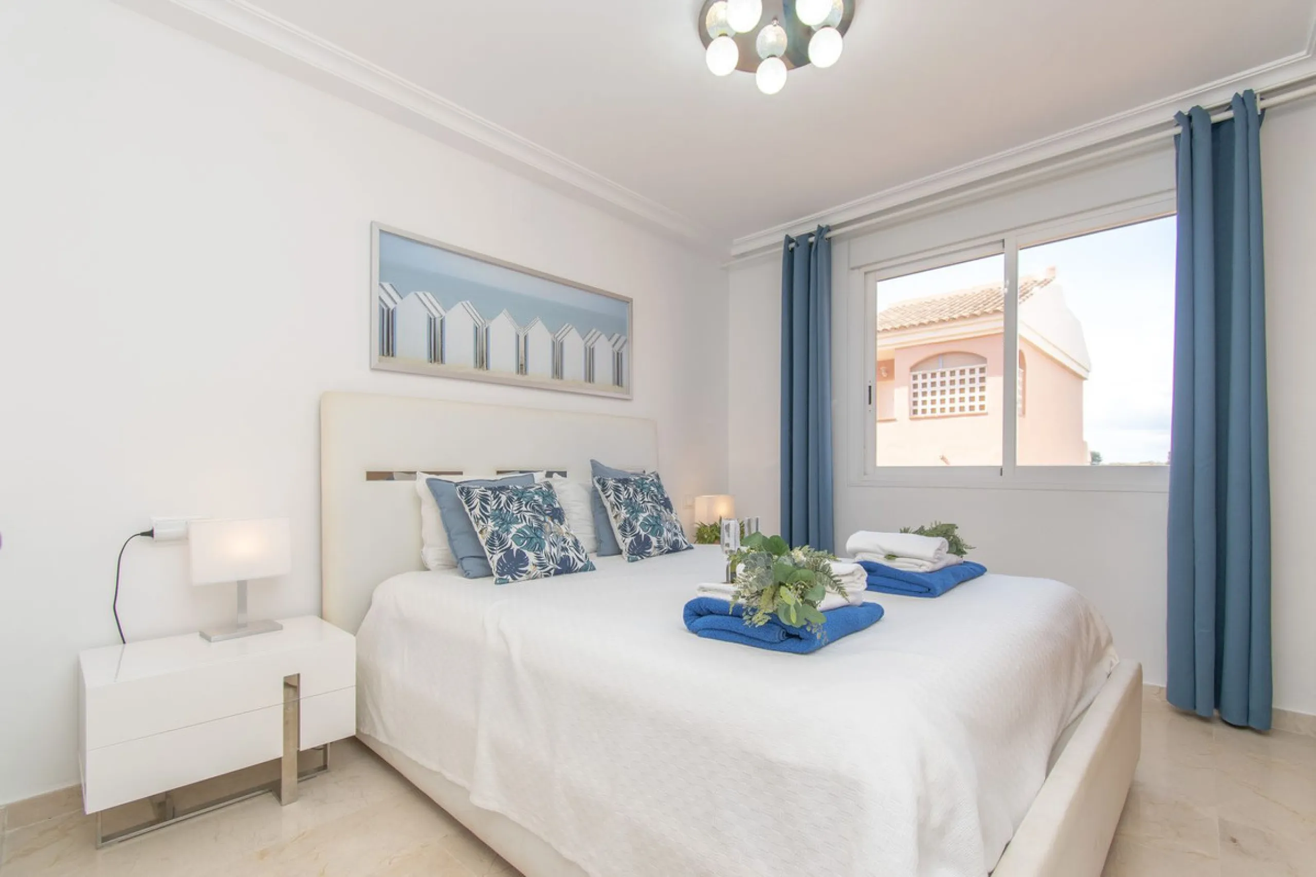 Entdecken Sie diese beeindruckende Maisonettewohnung zum Verkauf in der begehrten Gegend von Mijas Costa – eine Immobilie, die Komfort, Großzügigkeit und eine privilegierte Lage unweit des Meeres vereint