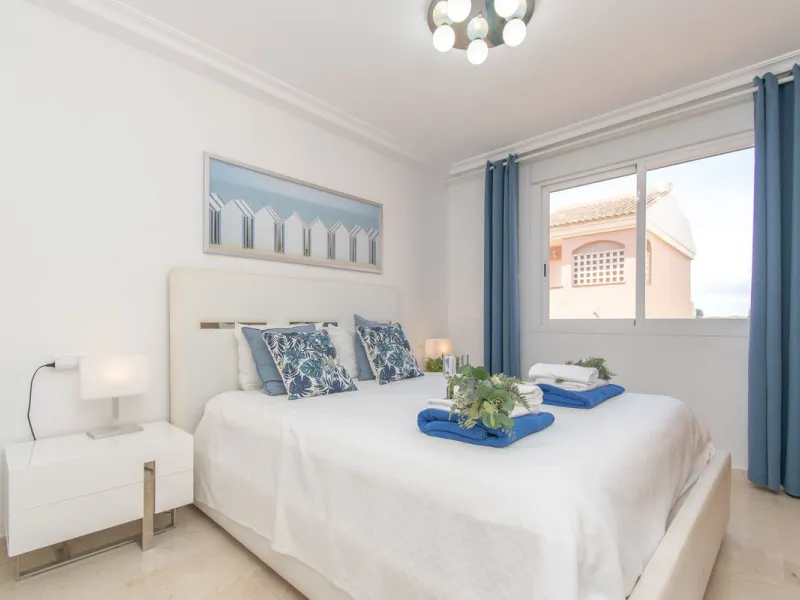 Entdecken Sie diese beeindruckende Maisonettewohnung zum Verkauf in der begehrten Gegend von Mijas Costa – eine Immobilie, die Komfort, Großzügigkeit und eine privilegierte Lage unweit des Meeres vereint