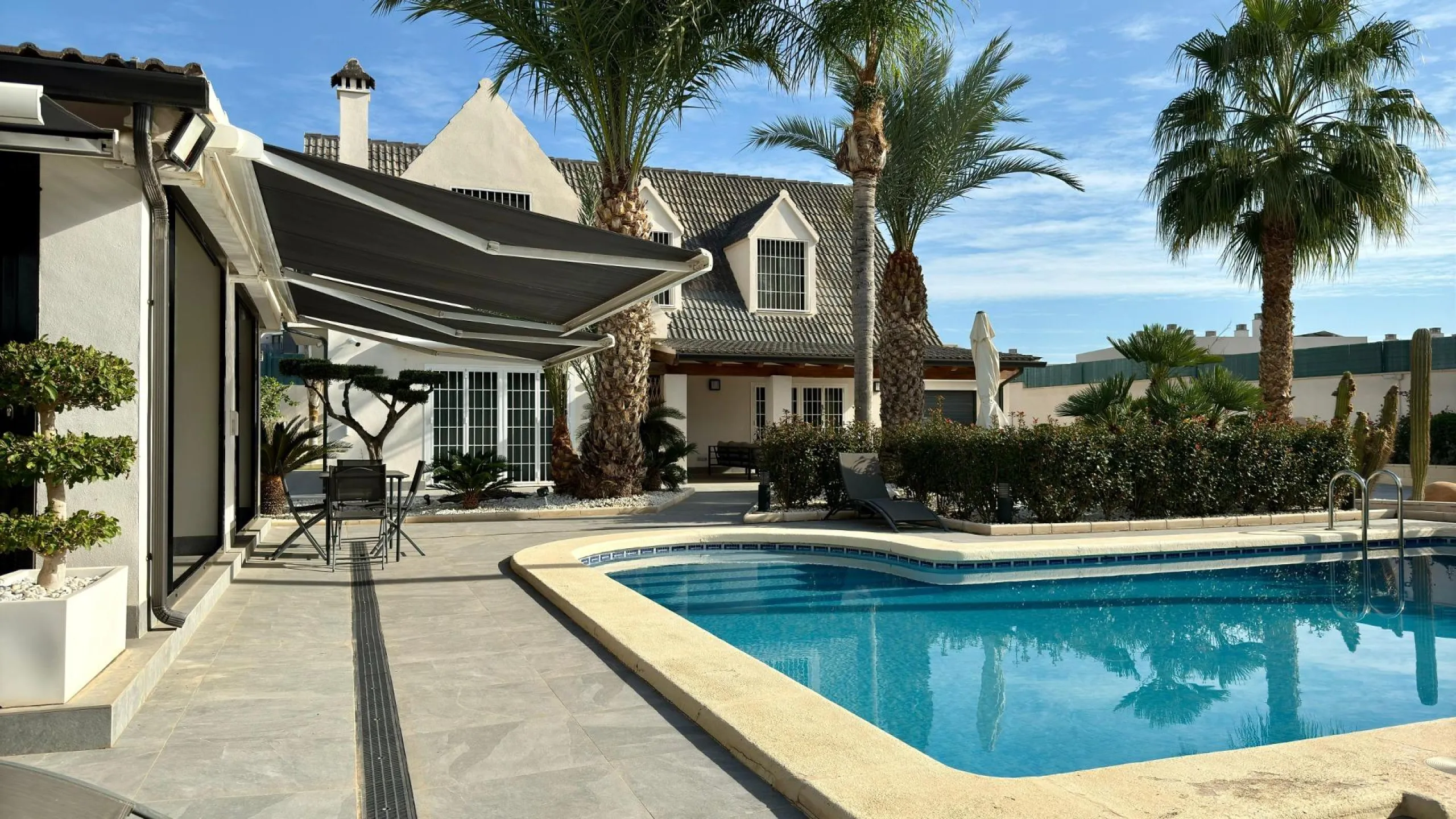 Chalet independiente con piscina privada y gran parcela