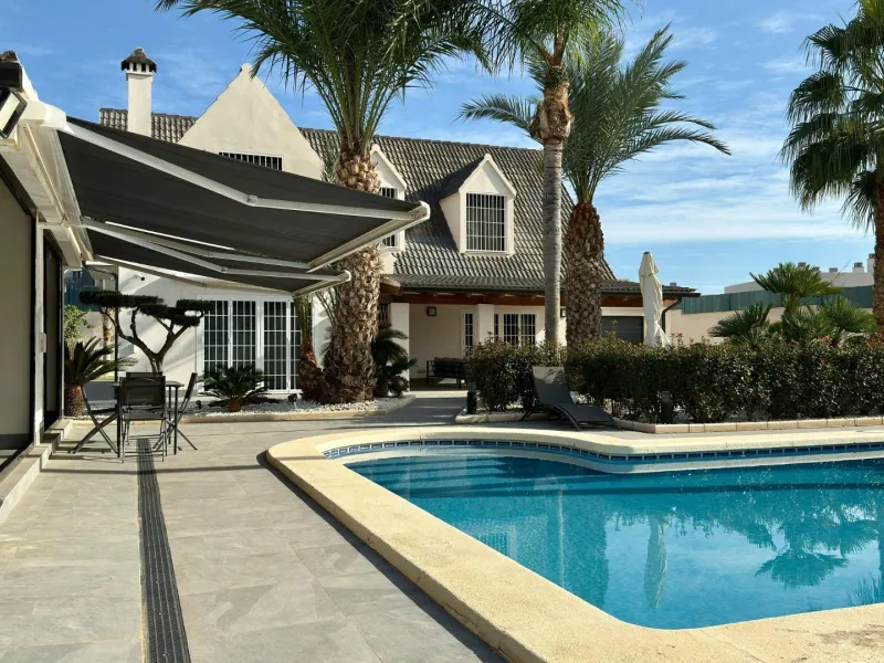 Detached villa with private pool and large plot
