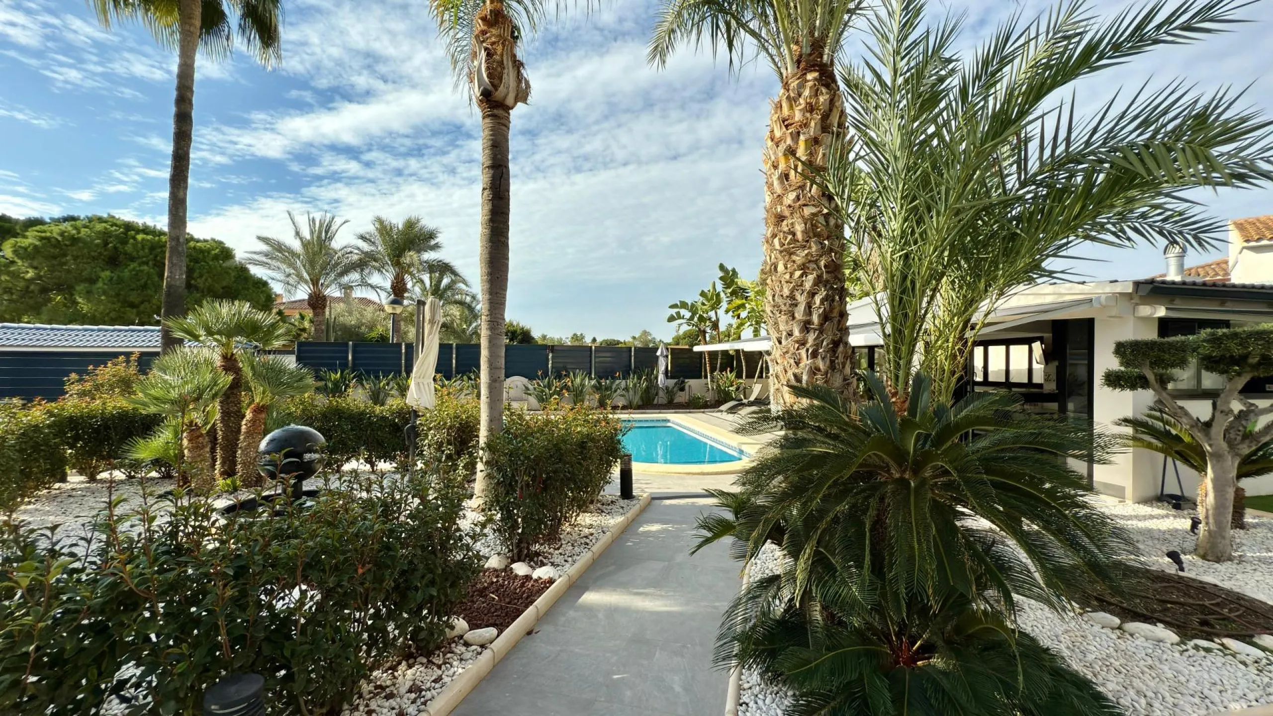 Chalet independiente con piscina privada y gran parcela