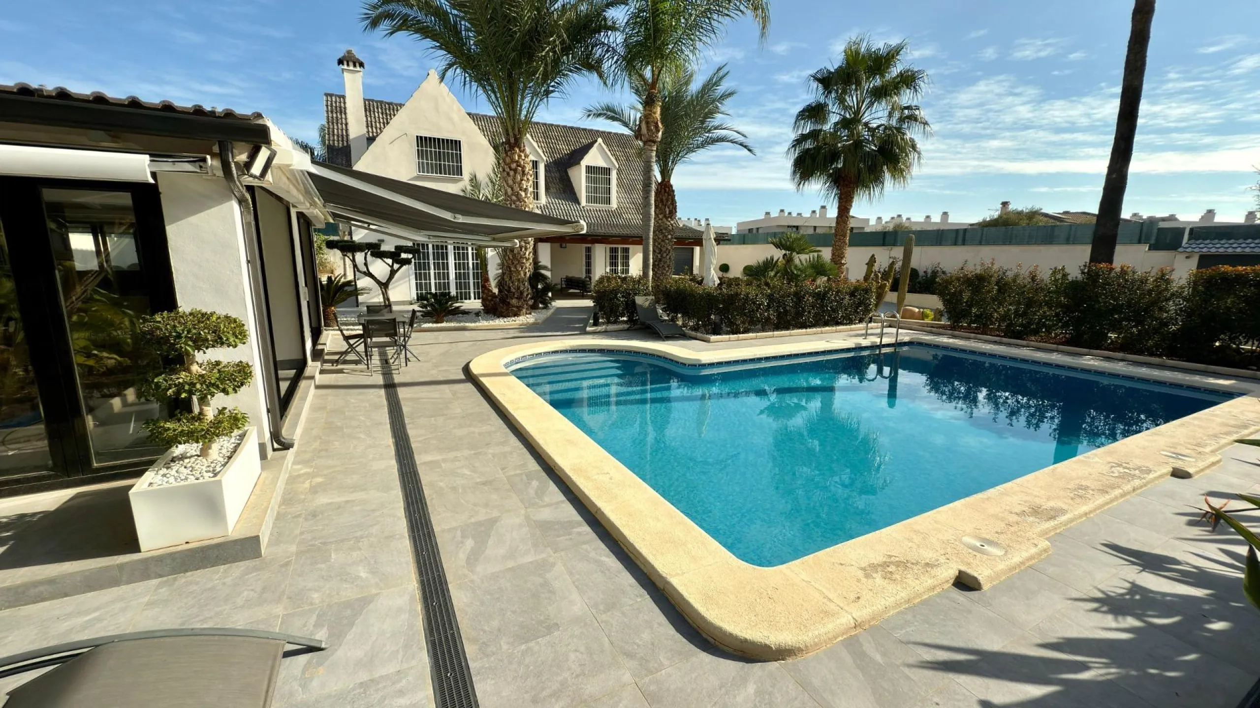 Chalet independiente con piscina privada y gran parcela