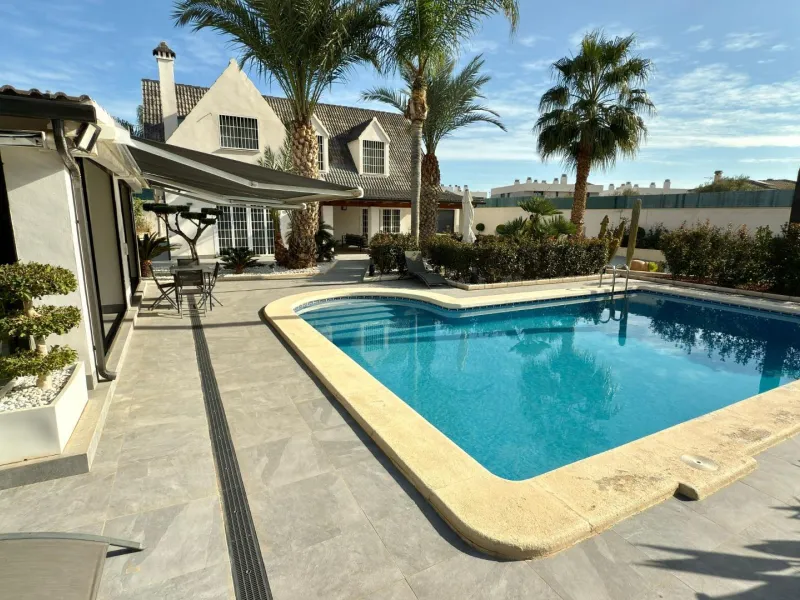 Chalet independiente con piscina privada y gran parcela