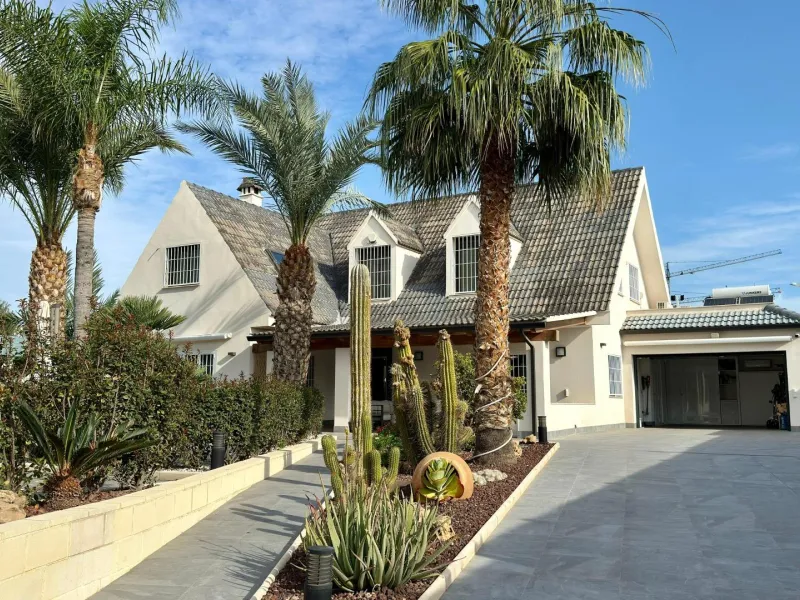Chalet independiente con piscina privada y gran parcela