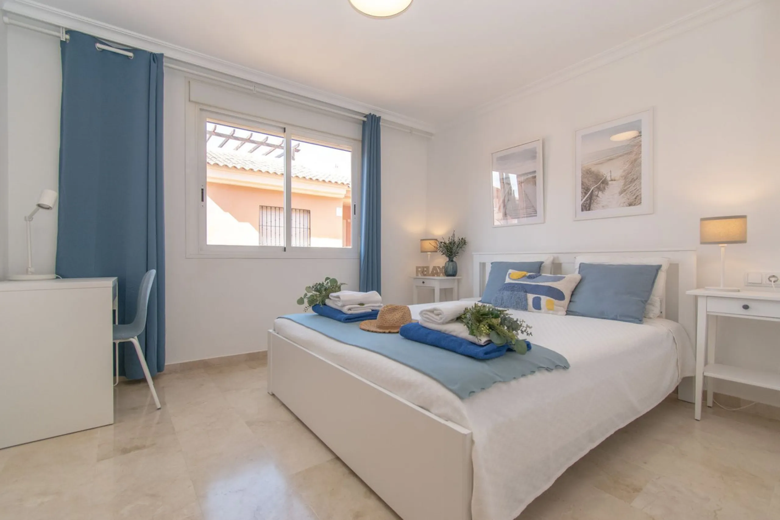Entdecken Sie diese beeindruckende Maisonettewohnung zum Verkauf in der begehrten Gegend von Mijas Costa – eine Immobilie, die Komfort, Großzügigkeit und eine privilegierte Lage unweit des Meeres vereint