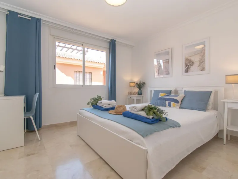 Entdecken Sie diese beeindruckende Maisonettewohnung zum Verkauf in der begehrten Gegend von Mijas Costa – eine Immobilie, die Komfort, Großzügigkeit und eine privilegierte Lage unweit des Meeres vereint