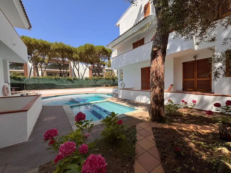 Ground Floor Apartment with Private Garden and Pool, 20 m from the Beach in Platja d’Aro, Costa Brava