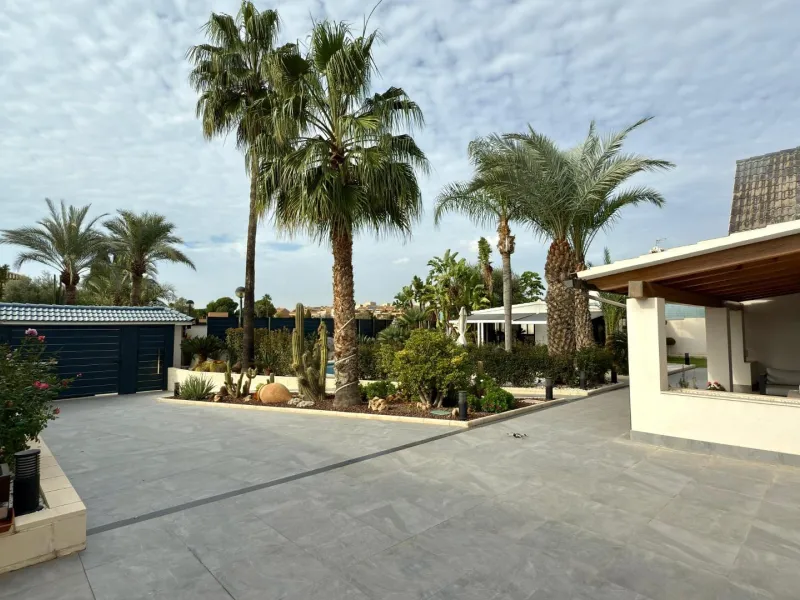 Chalet independiente con piscina privada y gran parcela
