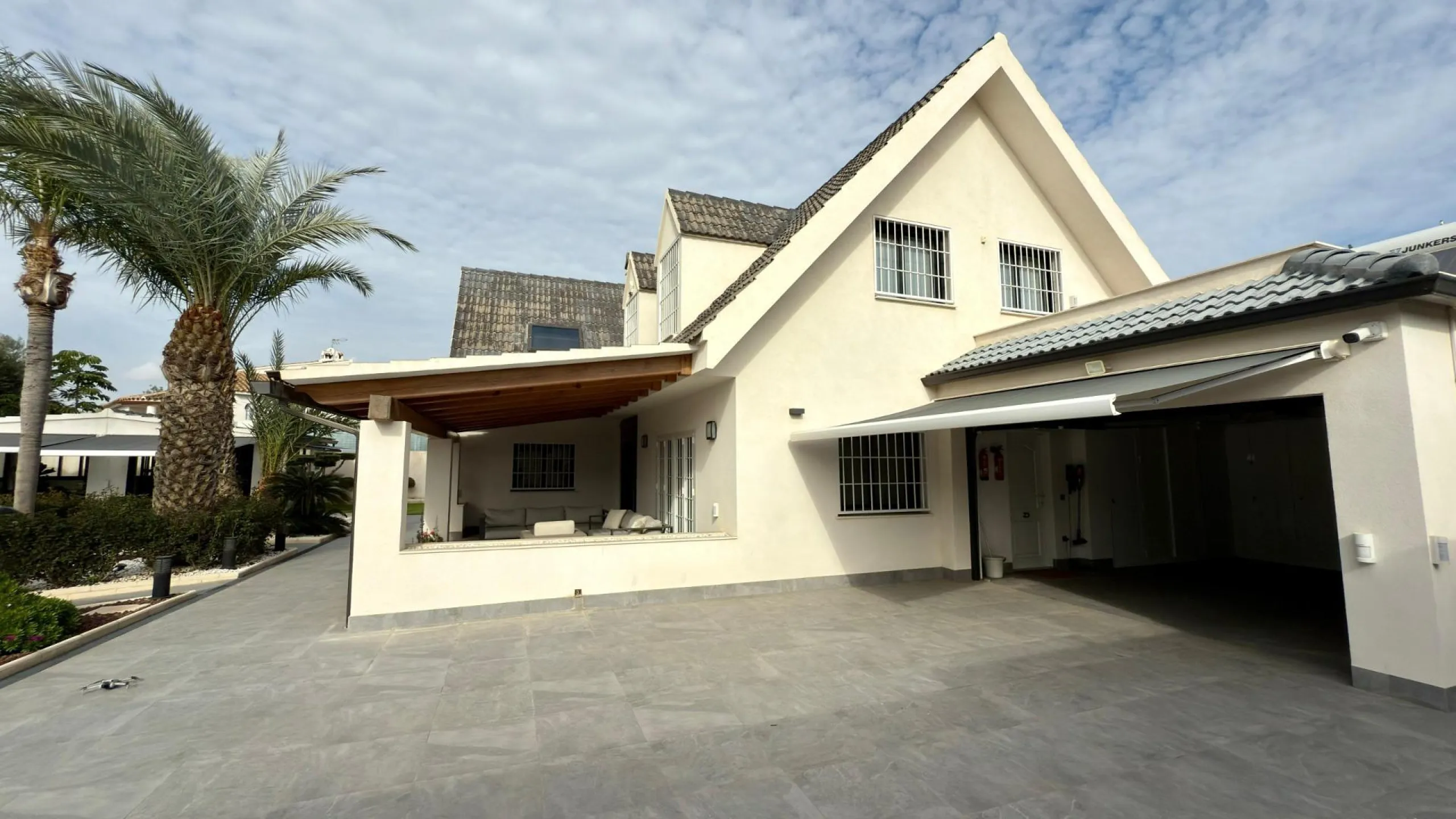 Chalet independiente con piscina privada y gran parcela