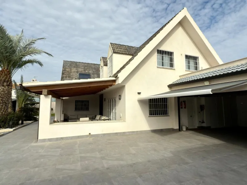 Chalet independiente con piscina privada y gran parcela