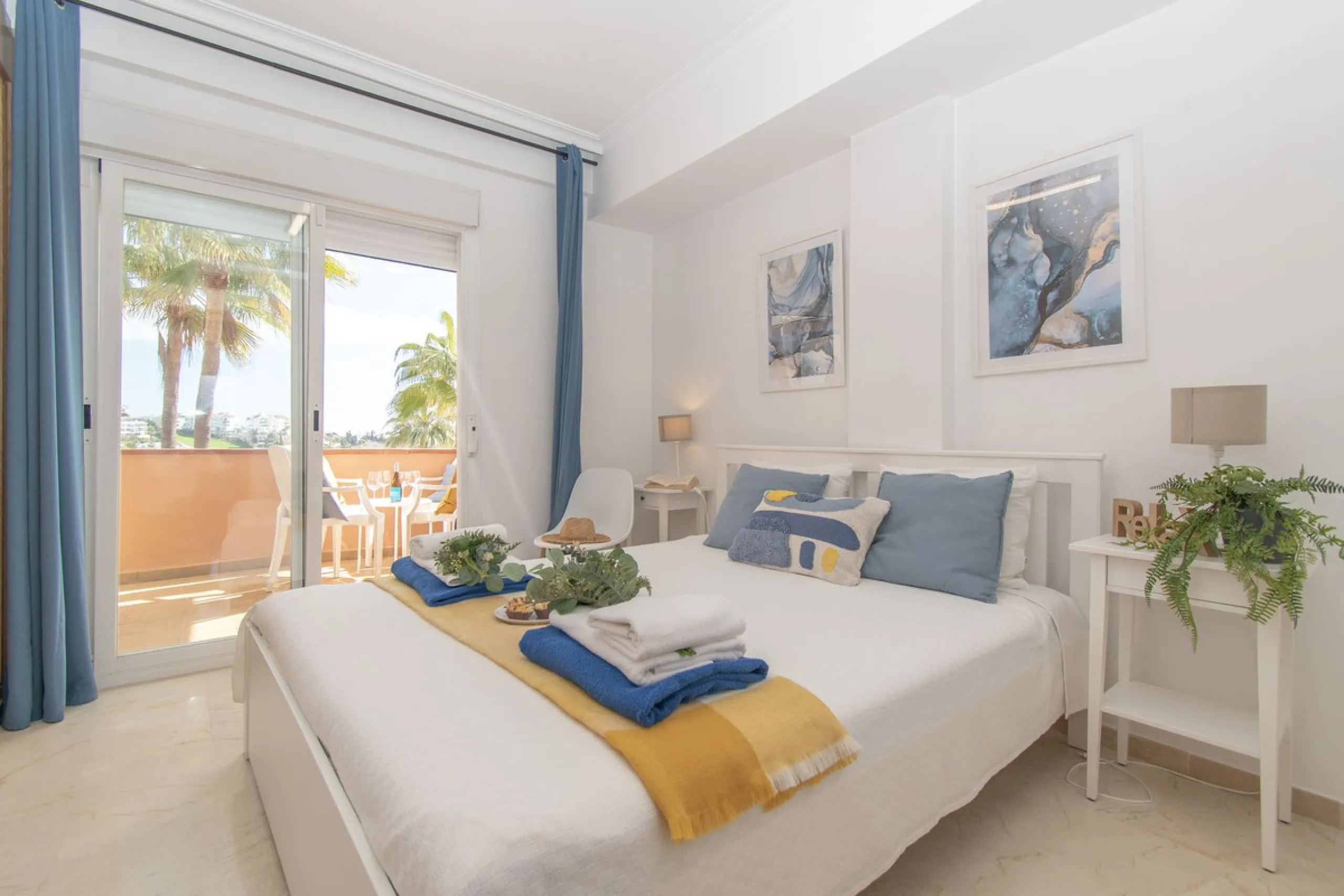 Entdecken Sie diese beeindruckende Maisonettewohnung zum Verkauf in der begehrten Gegend von Mijas Costa – eine Immobilie, die Komfort, Großzügigkeit und eine privilegierte Lage unweit des Meeres vereint