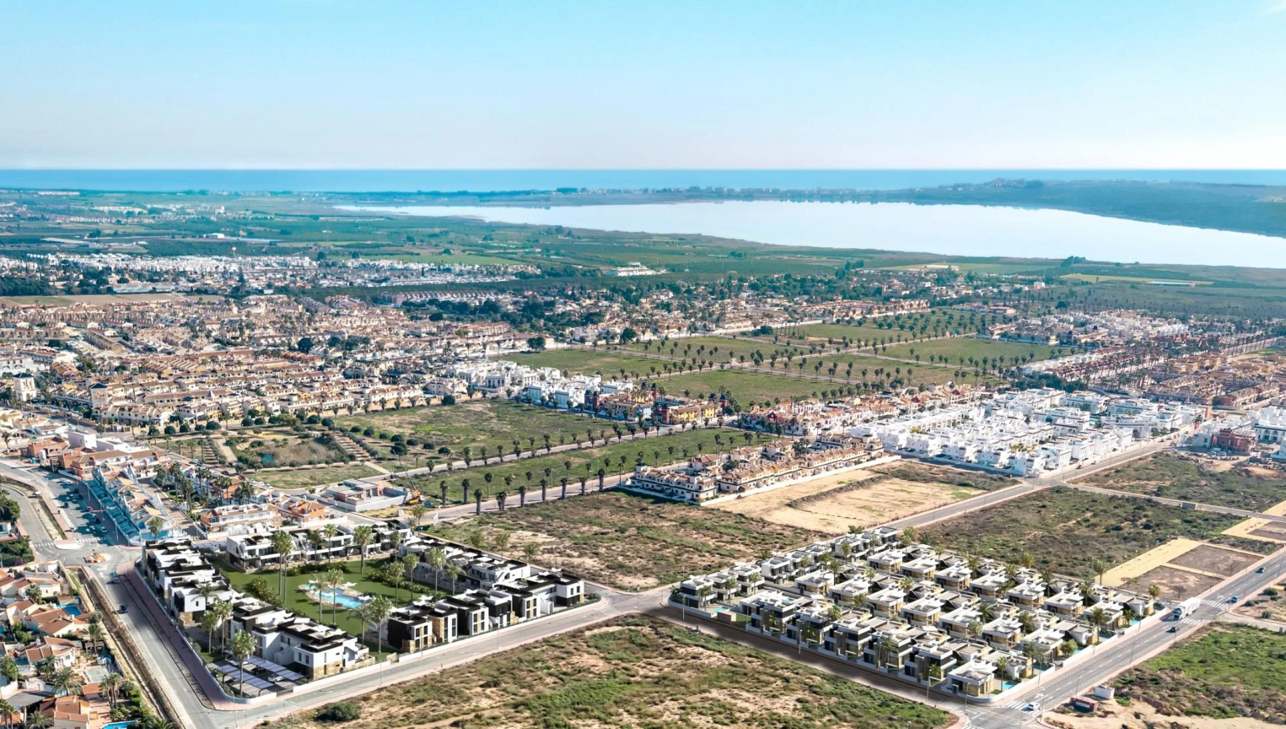 OBRA NUENA! BUNGALOWS PLANTA ALTA Y PLANTA BAJA. 2 DORM. 2 BAÑOS. GARAJE+TRASTERO. PISCINA.AMUEBLADO