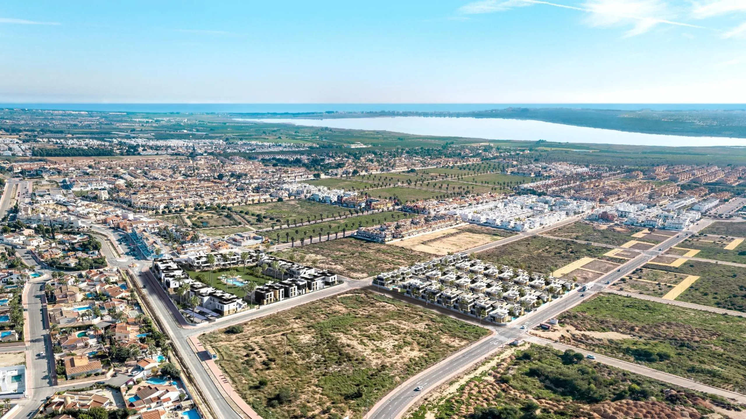 OBRA NUENA! BUNGALOWS PLANTA ALTA Y PLANTA BAJA. 2 DORM. 2 BAÑOS. GARAJE+TRASTERO. PISCINA.AMUEBLADO