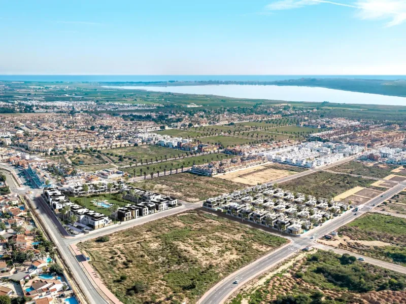OBRA NUENA! BUNGALOWS PLANTA ALTA Y PLANTA BAJA. 2 DORM. 2 BAÑOS. GARAJE+TRASTERO. PISCINA.AMUEBLADO